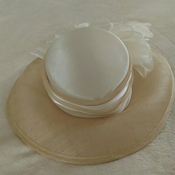 Ivory Satin and Straw Hat - the essence of femininity - Picture 3 of 8